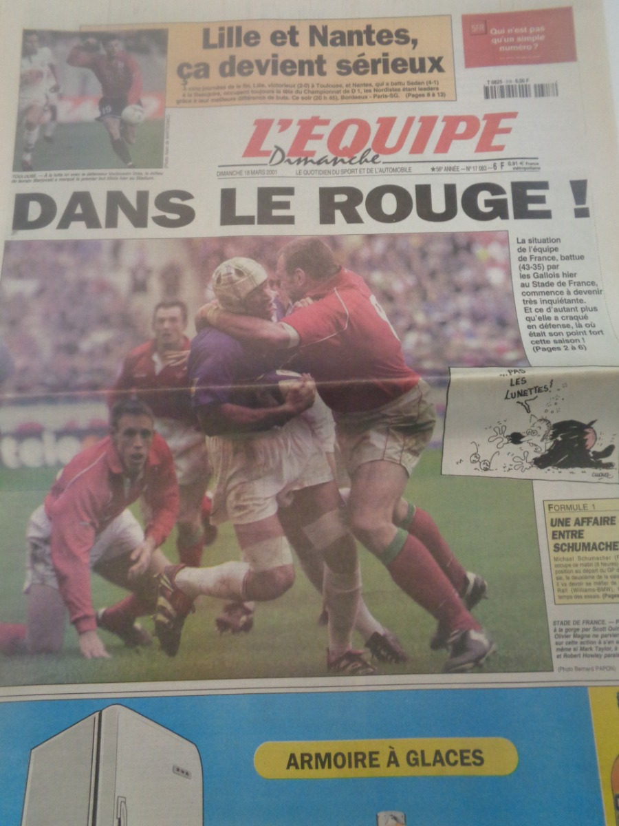 Journal l'équipe 18/03/2001 Dans le rouge - France / Pays de Galles - Tournoi des Six Nations - rugby - Journal L'Équipe authentique - Revue Vintage