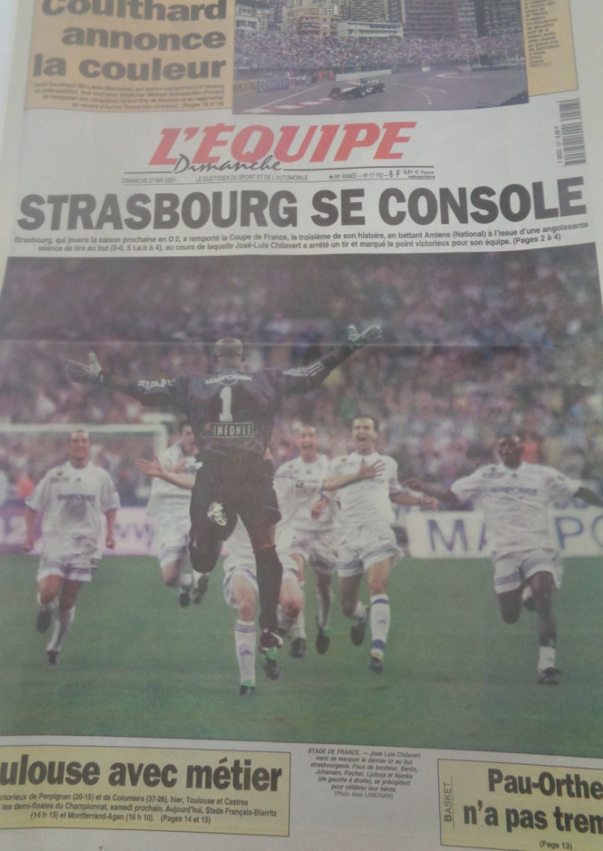 Journal l'équipe 27/05/2001 Strasbourg remporte pour la 3eme fois la Coupe de France - Football - Journal L'Équipe authentique - Revue Vintage