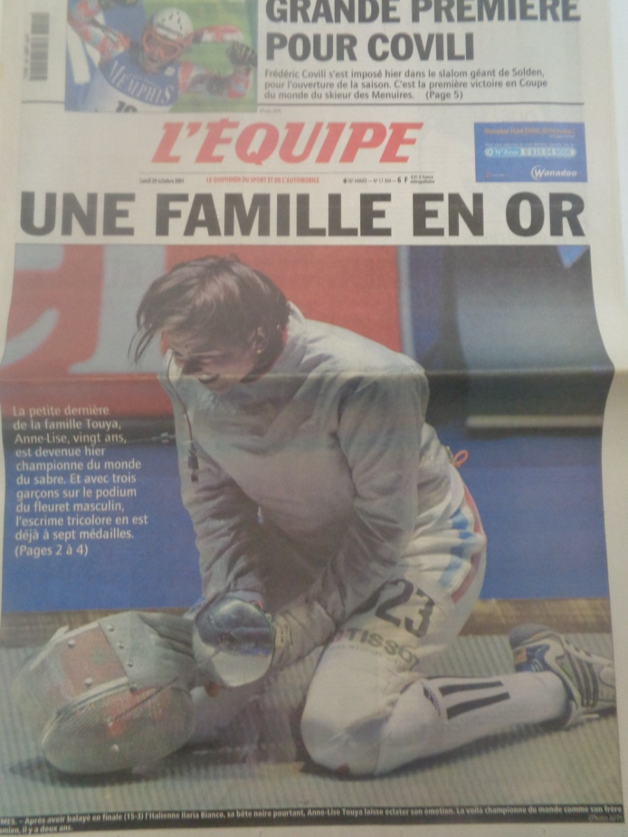Journal l'équipe 29/10/2001 Une famille en or - Touya Anne Lise championne du monde du sabre - Journal L'Équipe authentique - Revue Vintage
