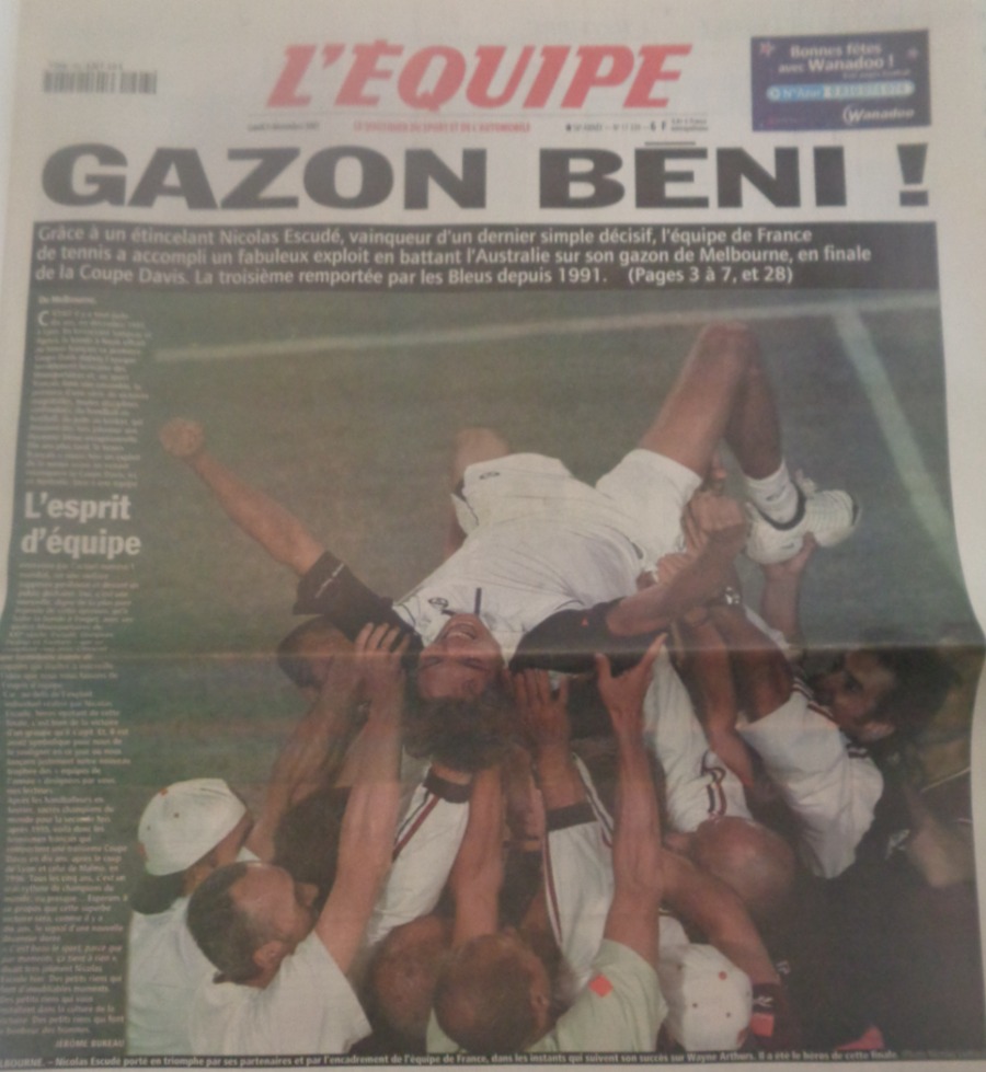 Journal l'équipe 03/12/2001 Gazon béni !! Nicolas Escudé - finale de la Coupe davis - Tennis - Journal L'Équipe authentique - Revue Vintage